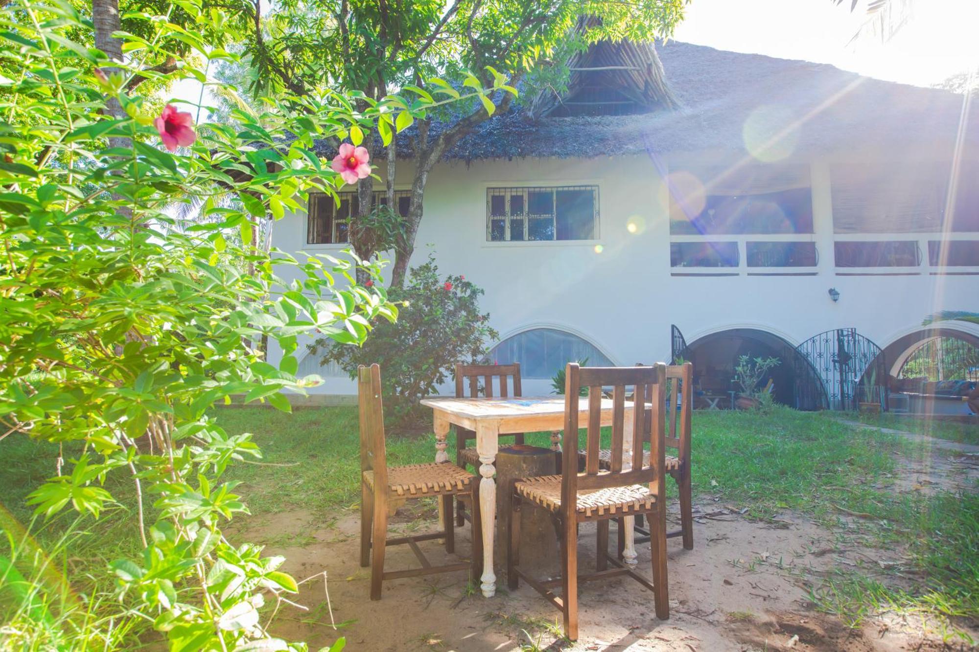 Footprints House Hotel Diani Beach Exterior photo